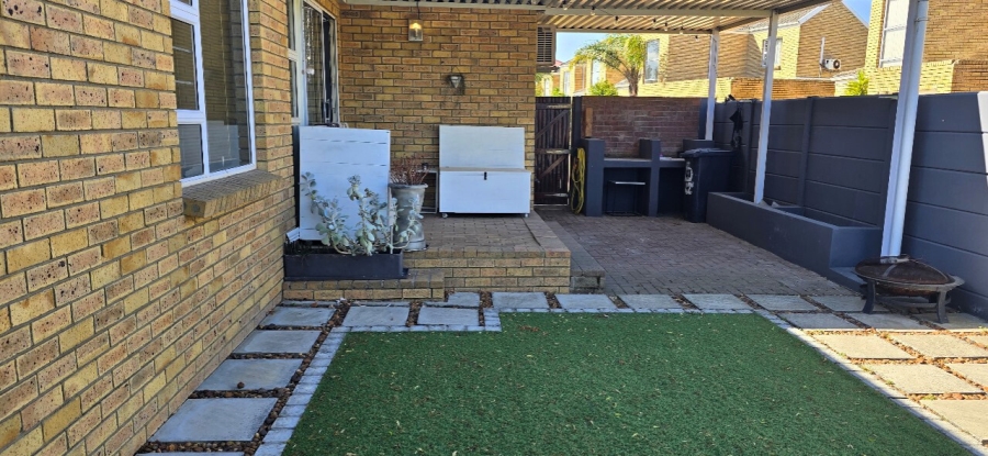 To Let 3 Bedroom Property for Rent in Uitzicht Western Cape